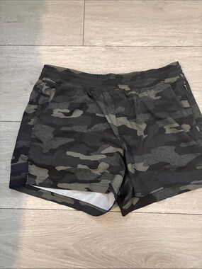 Old Navy women’s  Olive & Black Camo Athletic Shorts Size m